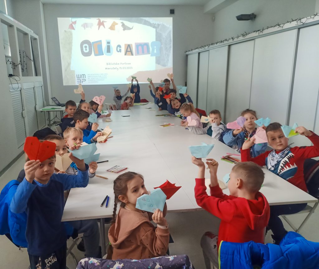 Dzieci podczas warsztatów origami.