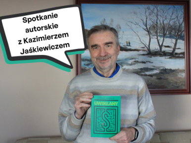 Uśmiechnięty Kazimierz Jaśkiewicz trzymający swoją książkę "Uwikłany"
