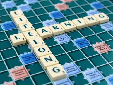 Obrazek przedstawia planszę scrabble z napisem "lifelong learning" jako ilustracja do wydarzenia