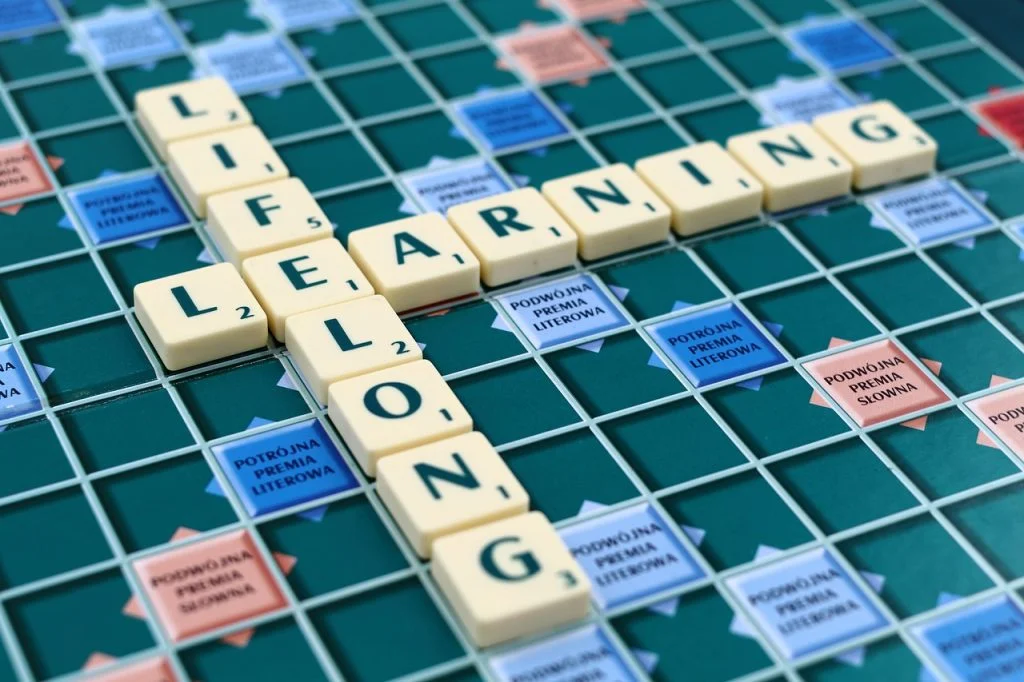 Obrazek przedstawia planszę scrabble z napisem "lifelong learning" jako ilustracja do wydarzenia