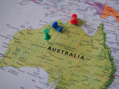 fragment mapy z australią, kolorowe pineski