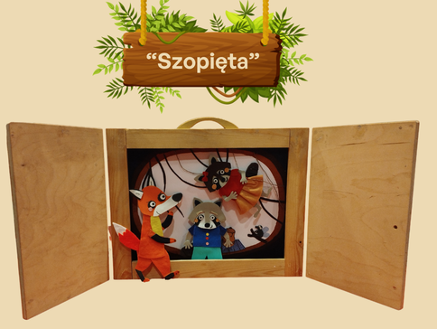 Dwa małe szopy i lis na tle skrzynki od teatrzyku kamishibai