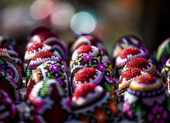 jajka ozdobione kolorowymi koralikami