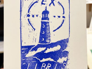 Na obrazu widać exlibris wykonany metodą linorytu. Elibris przedstawia latarnię morską na wzburzonym morzu i napis EXLIBRIS
