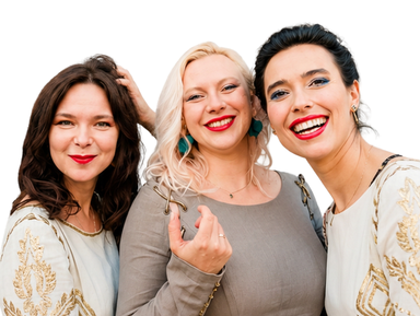 trzy kobiety, wokalistki z zespołu Les Femmes