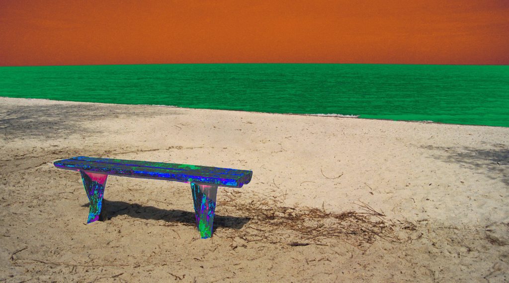 Zdjęcie granatowej ławki na kolorowej plaży. Woda jest zielona a niebo pomarańczowe.