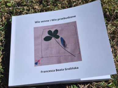 Ksiazka leżąca na trawie