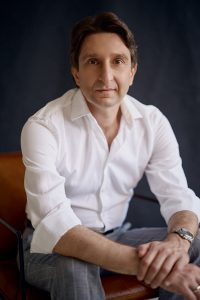 postać siedząca na krześle