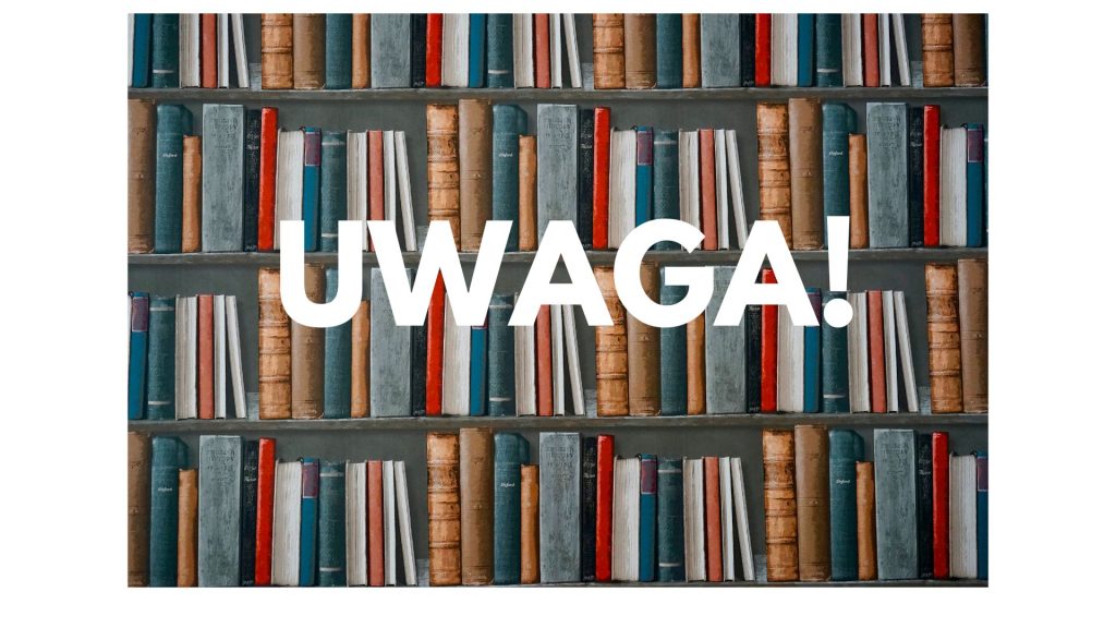 Zdjęcie regału z książkami. Na nim biały napis "Uwaga!
