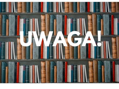 Zdjęcie regału z książkami. Na nim biały napis "Uwaga!