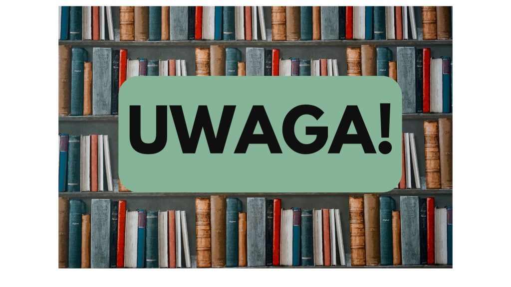 Tabliczka z napisem UWAGA na tle regału z książkami.