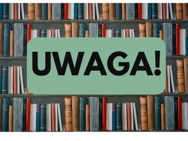 Tabliczka z napisem UWAGA na tle regału z książkami.