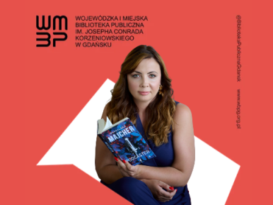 Magdalena Majcher trzymająca swoją książkę